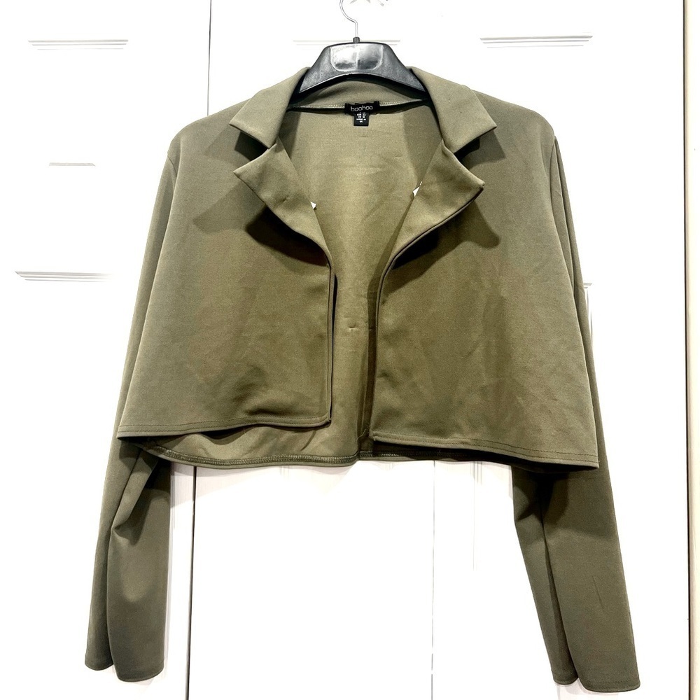 Boohoo long sleeve cropped olive green jacket size 16
